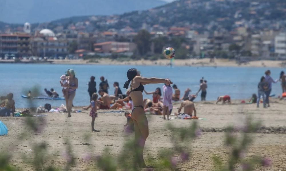 Κοσμοσυρροή στις παράλιες: Εικόνες που θυμίζουν καλοκαίρι